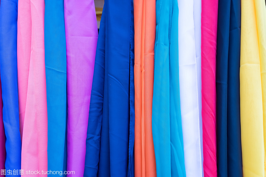 意大利市场的多彩围巾 纺织品的色彩艺术